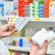 medicamentos en una farmacia