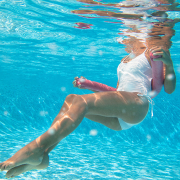 Mujer con bañador blanco bajo el agua
