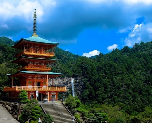 Templo japonés entre montañas