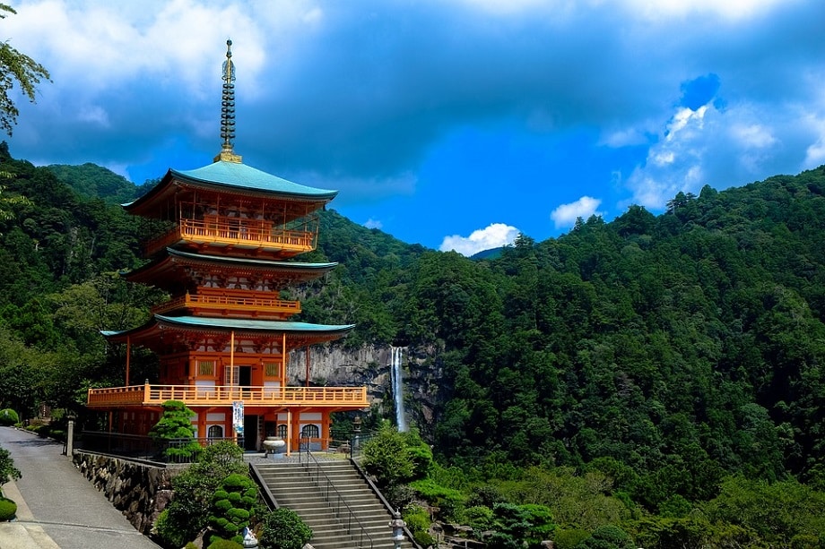Templo japonés entre montañas