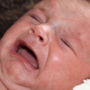 bebé llorando por enfermedad