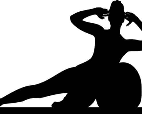 Silueta de una mujer realizando ejercicios con un fitball sobre un fondo blanco