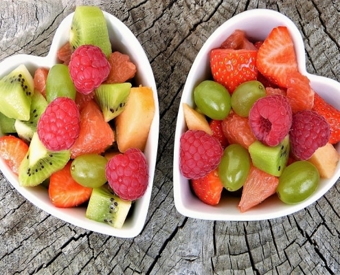 Frutas variadas en dos cuencos con forma de corazón