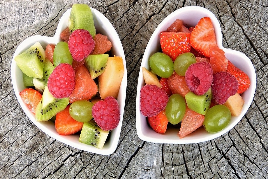 Frutas variadas en dos cuencos con forma de corazón