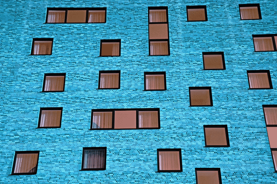 Edificio de apartamentos de color azul turquesa