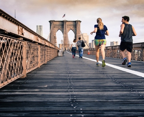 Gente practicando running sobre un puente