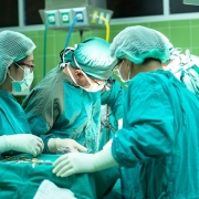 cirujanos operando en la sanidad publica
