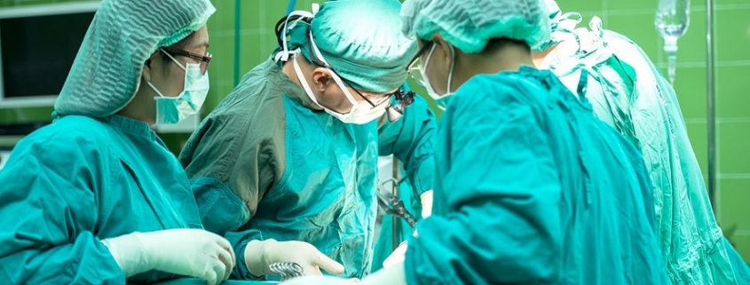 cirujanos operando en la sanidad publica