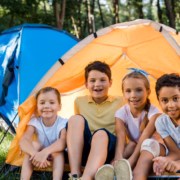 amigos en un campamento de verano