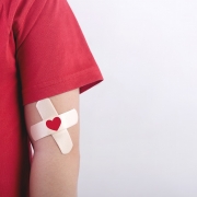 brazo con tirita que simula una reciente donación de sangre