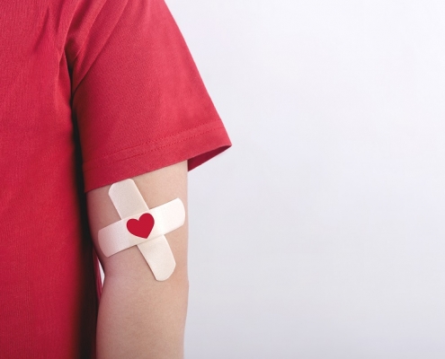 brazo con tirita que simula una reciente donación de sangre
