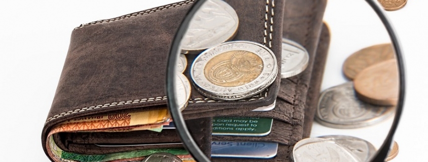 Vista de una billetera observada a través de una lupa