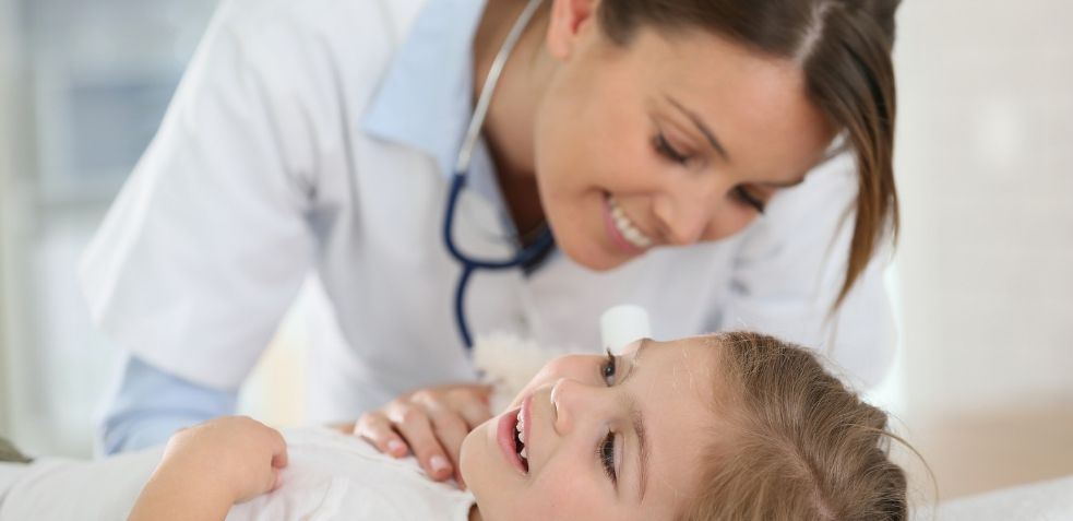 doctora revisando si una niña tiene otitis