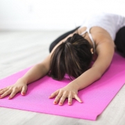 mujer practicando yoga, el cual es beneficioso para la gente que trabaja sentada