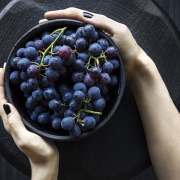 uvas negras en un cuenco, contienen resveratrol