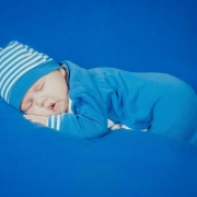 bebé durmiendo sobre una manta azul