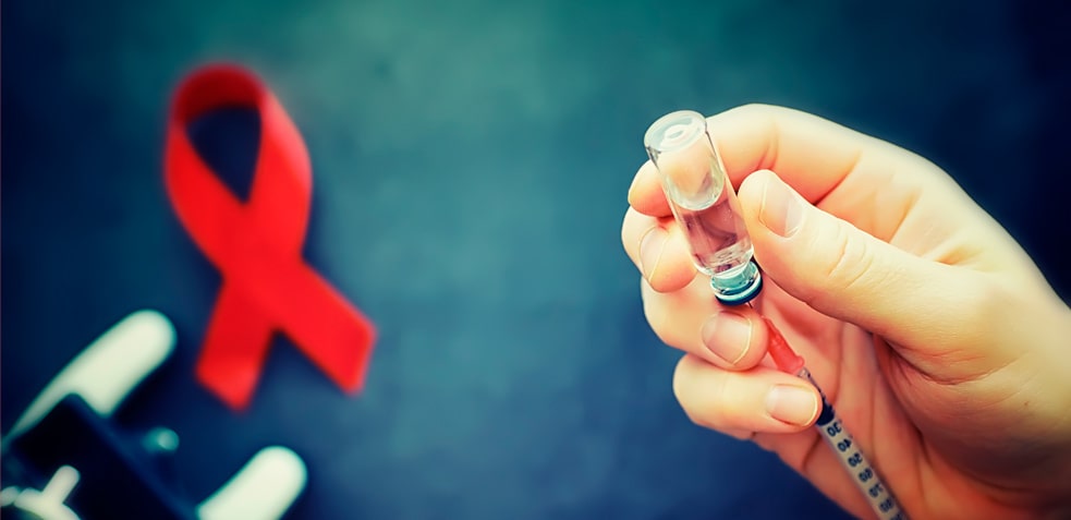 Jeringuilla extrayendo medicación para la prevención del sida