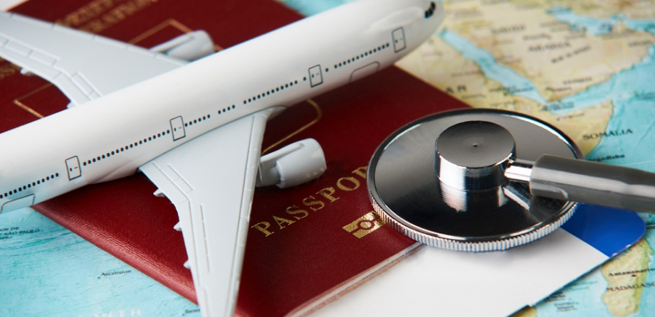 Avión de juguete y pasaporte de viaje sobre un mapamundi 