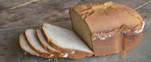barra de pan bimbo siendo cortada, los celíacos tienen recetas de pan especiales