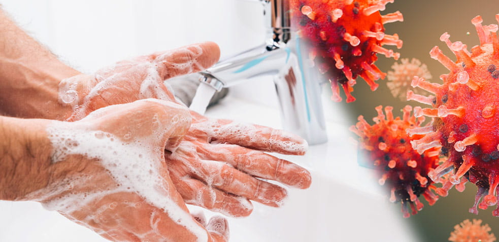 Persona lavándose las manos en un lavabo desinfectándose del virus