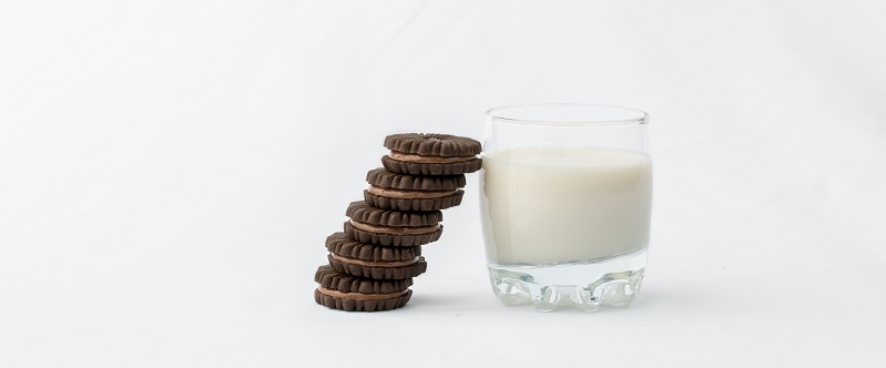 vaso de leche y galletas rellenas de chocolate, imprescindibles para algunas dietas
