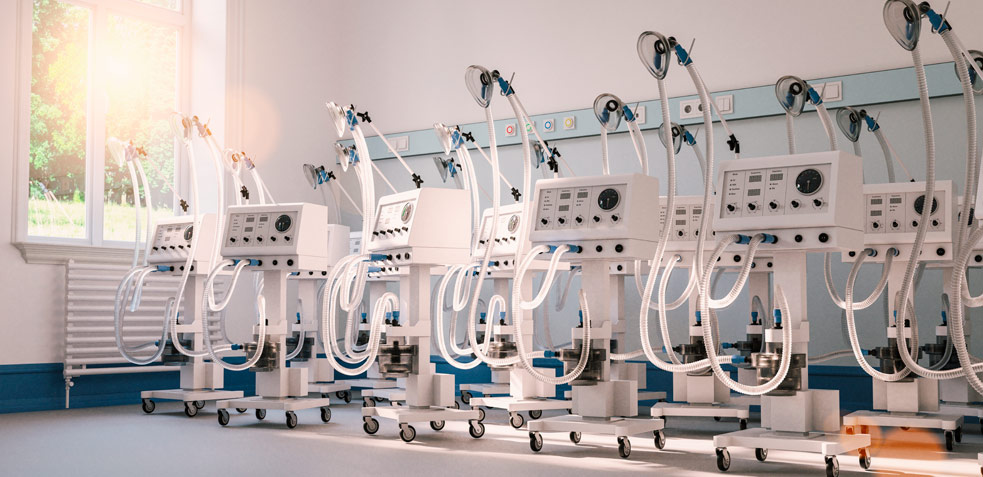 sala de hospital llena de máquinas de respiradores artificiales