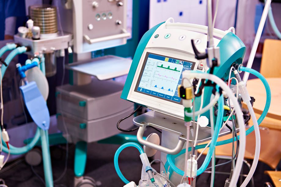 máquina de respirador artificial en una sala de hospital