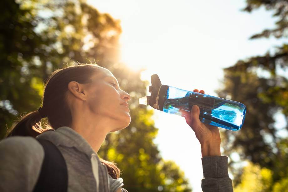 beber agua es fundamental en episodios de calor