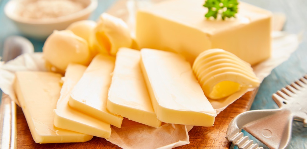 Mantequilla cortadas en rectángulos sobre una  tabla, evitarla si tienes colesterol
