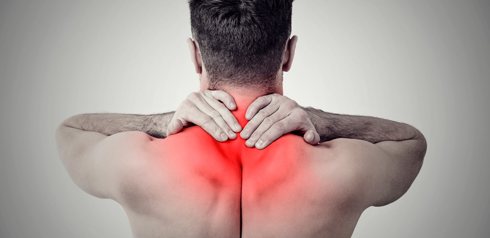 hombre de espaldas sujetándose el cuello por el dolor de la fibromialgia
