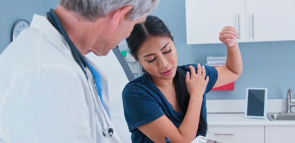 mujer en la consulta quejándose del dolor de hombro que le produce la fibromialgia