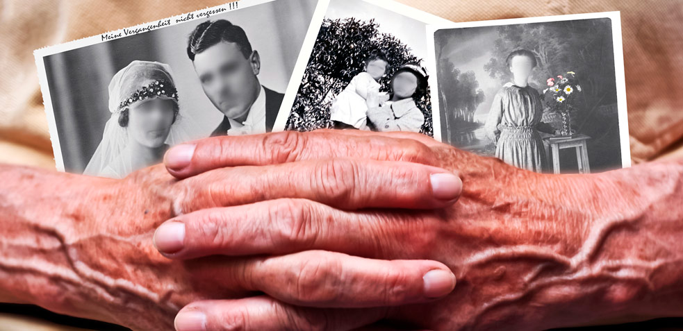 manos sosteniendo fotografías antiguas con los rostros borrosos simulando la demencia