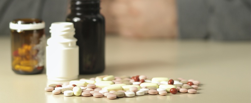 varios botes de medicamentos y pastillas, a veces pueden ser la causa del síndrome serotoninérgico