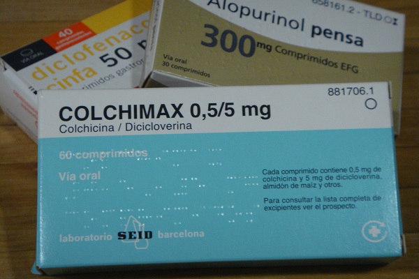 Cajas de medicamentos, Colchicina un antinflamatorio que se emplea fundamentalmente para tratar la gota y otras enfermedades reumáticas.