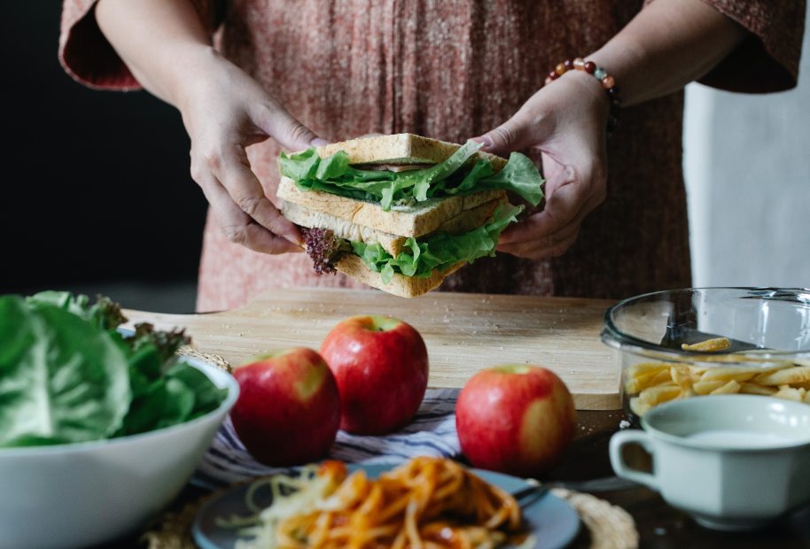 Sandwich saludable con vegetales variados