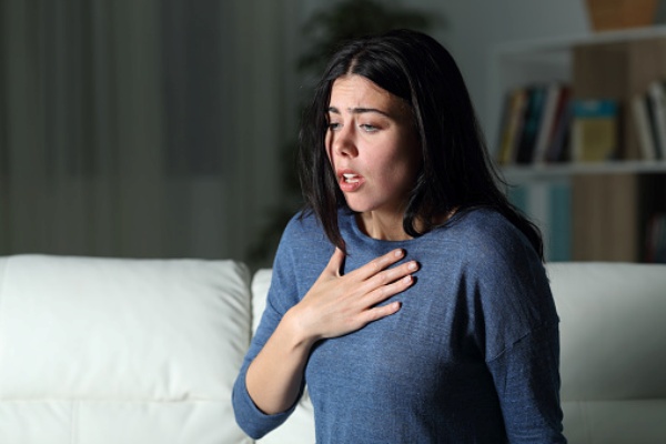 mujer sufriendo asfixia por una alergia