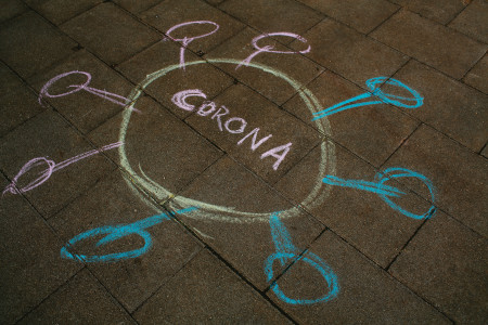 dibujo en el suelo con tiza de un coronavirus