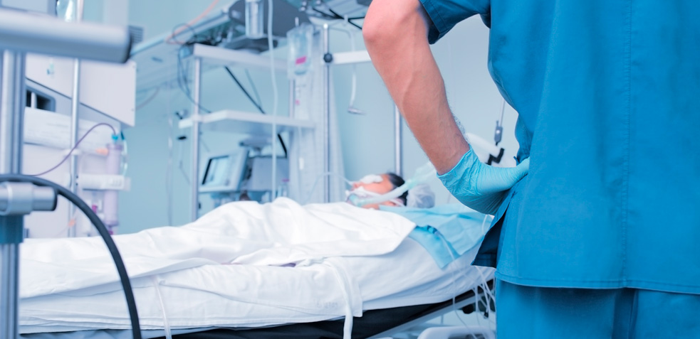 persona en una camilla de hospital siendo supervisada para la eutanasia