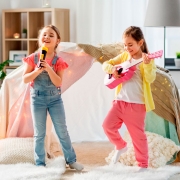 canciones infantiles niñas cantando y tocando instrumentos en casa