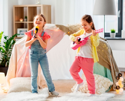 canciones infantiles niñas cantando y tocando instrumentos en casa