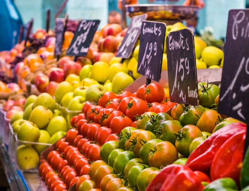 stand de frutas y verduras de temporada en el mercado