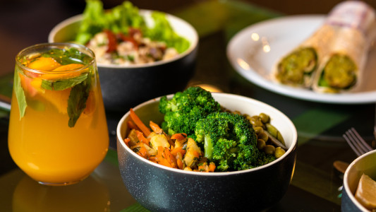 Platos de comida en el que uno de ellos predomina el brócoli 