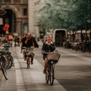 mujer en bicicleta movilidad sostenible