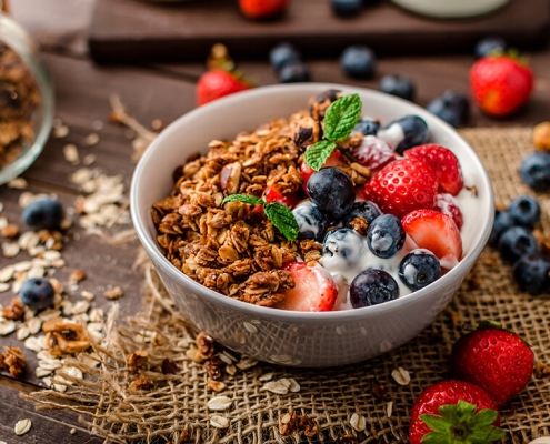 desayuno de yogur con frutas y frutos secos