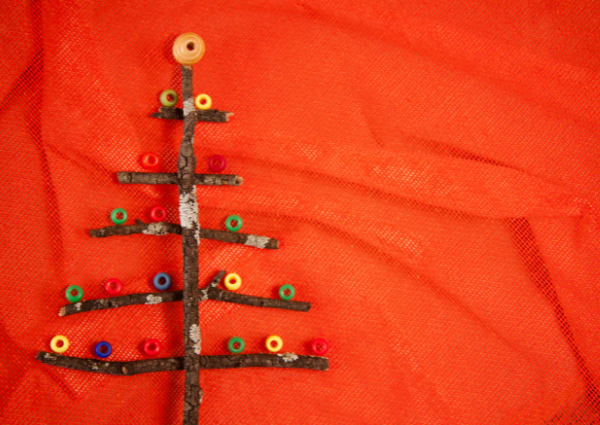 arbol de navidad hecho con palitos