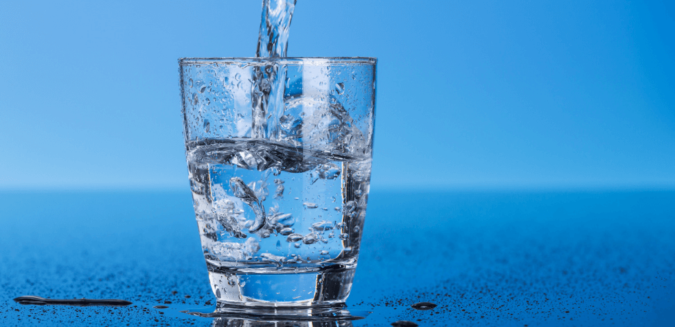 cuantos litros de agua hay que beber al dia