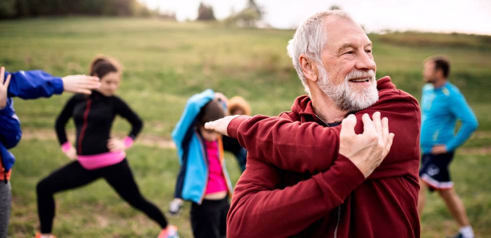 hombre de 60 años haciendo ejercicio