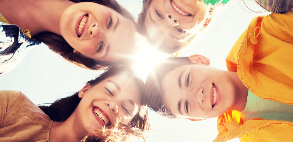 niños sonriendo por el día mundial de la sonrisa y la importancia de sonreír