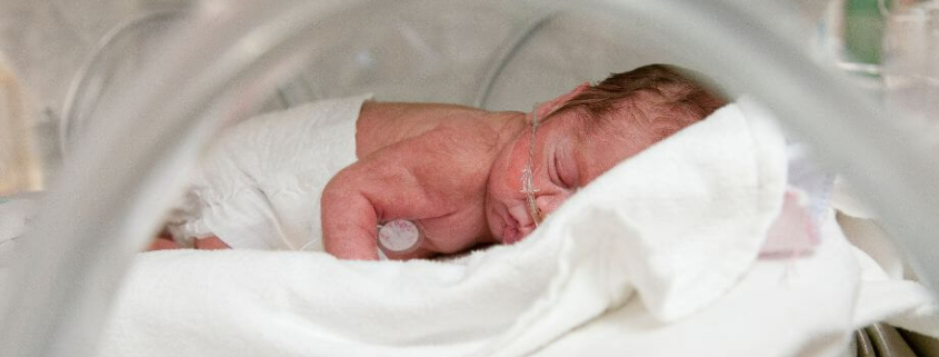 bebé en incubadora por ser uno de los bebés prematuros