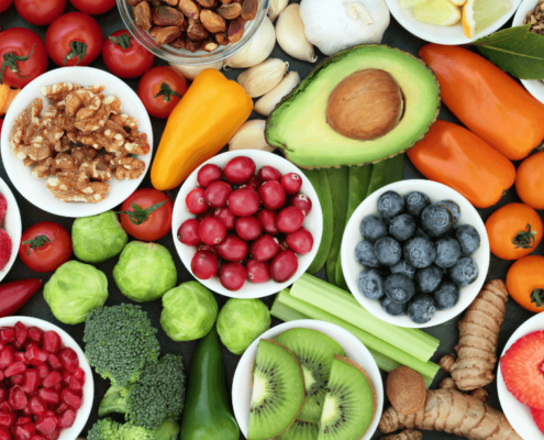 el crudiveganismo permite comer variedad de frutas y frutos secos